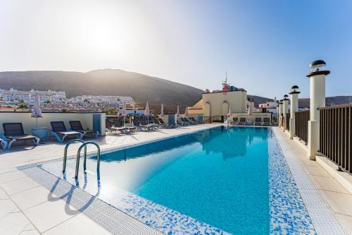 una gran piscina en la azotea de un edificio en Klayman Olivina Aparthotel, en Los Cristianos