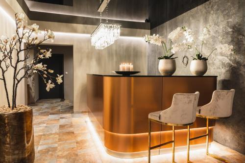 a lobby with a table and two chairs at Royal Apartmány in Dobříš