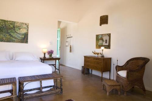 a bedroom with a bed and a desk and a chair at Posada Paso de los Patos in Barreal
