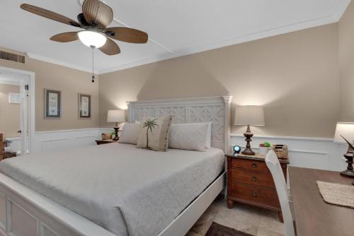 um quarto com uma cama e uma ventoinha de tecto em Holiday Surf and Racquet Club 319 em Destin