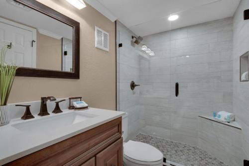 uma casa de banho com um WC, um lavatório e um chuveiro em Holiday Surf and Racquet Club 319 em Destin