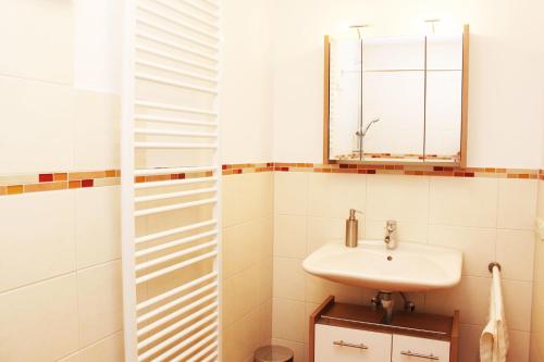 y baño con lavabo y espejo. en Ferienwohnung Möller - a64524, 