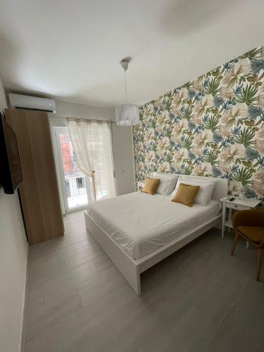 una camera con letto e parete con murale di Anfra B&B a Napoli