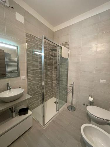 bagno con doccia, lavandino e servizi igienici di Anfra B&B a Napoli