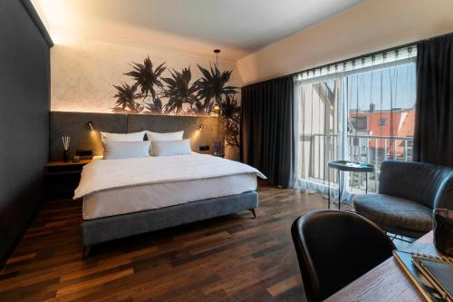 a hotel room with a bed and a balcony at Hotel Kaiserhof Ravensburg in Ravensburg