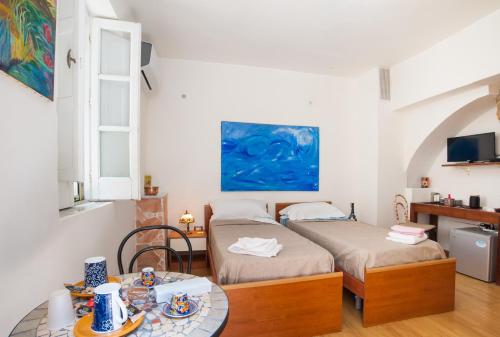 a small room with a bed and a table at Profumo di Zagara in Lentini