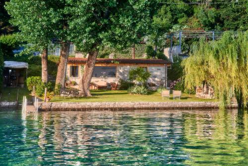 Het zwembad bij of vlak bij piccola casa naturale sul lago