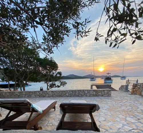 Beach house Danica - resort & tavern BAIN, free transport, pool, Island of Žut - Kornati