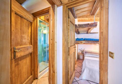 eine Tür, die in ein Zimmer mit Bad führt in der Unterkunft piccola casa naturale sul lago in Varenna