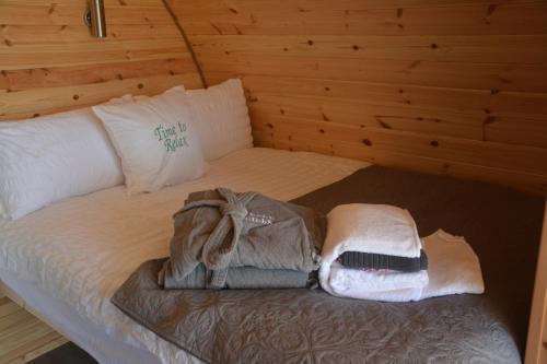 Arbor Hills في Gransha: سرير في غرفة عليها شنطتين