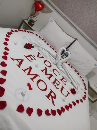 a bed with a sign that says happy new year at Antonio's Hotel e Spa - Airport in Brasilia