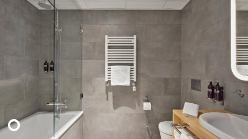 y baño con ducha, aseo y lavamanos. en Center Hotels Laugavegur, en Reikiavik
