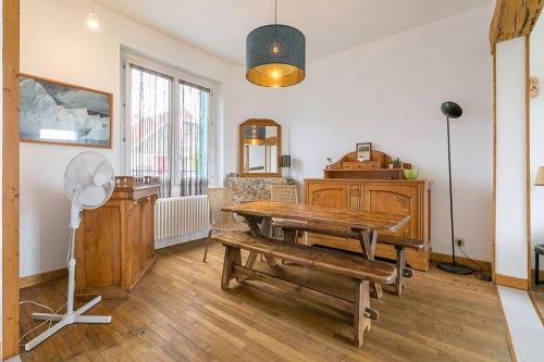 - un salon avec une table en bois et un ventilateur dans l'établissement Le Montrachet, à Dijon