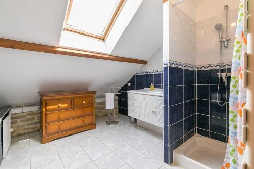 une salle de bain avec une douche, un lavabo et des toilettes dans l'établissement Le Montrachet, à Dijon