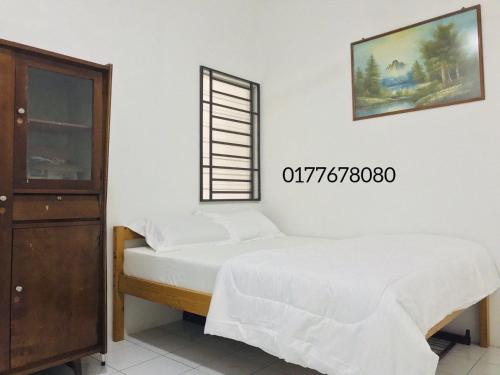 1 Schlafzimmer mit 2 Betten und einem Fenster in der Unterkunft Alyn Home Batu Pahat II Wifi Coway in Kampong Mohamad Noor