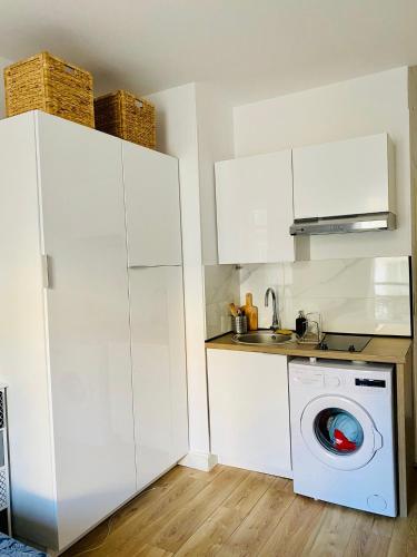 une cuisine blanche avec une machine à laver à l'intérieur dans l'établissement NICE - Central 100m plage- Negresco - IDEAL COUPLE, à Nice