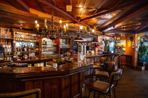 un bar con un montón de sillas en una habitación en EuroParcs Parc du Soleil, en Noordwijk aan Zee