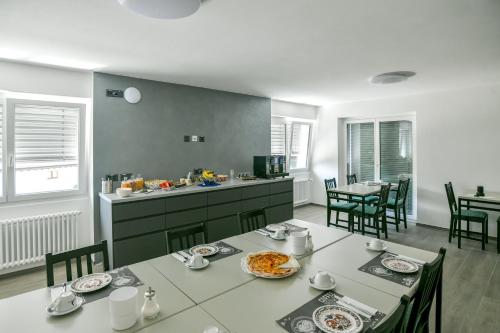 Motel Afia في Cama: مطبخ وغرفة طعام مع طاولة وكراسي