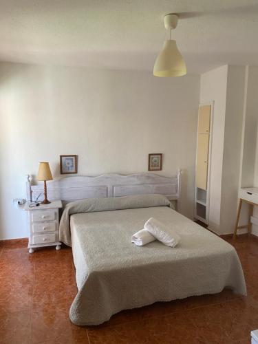 ein Schlafzimmer mit einem Bett und einem Handtuch darauf in der Unterkunft Pensión La Paloma in Arona