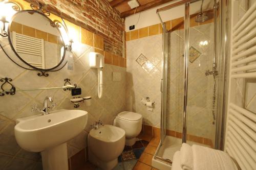 Koupelna v ubytování Antica Corte dei Principi Charming Rooms