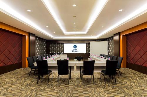 a conference room with a long table and chairs at Best Western Senayan in Jakarta