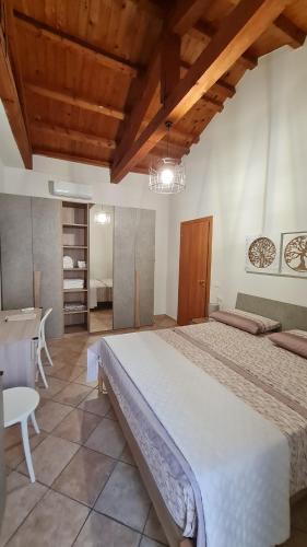 een grote slaapkamer met een groot bed en een tafel bij Casa Ruicella in Crotone