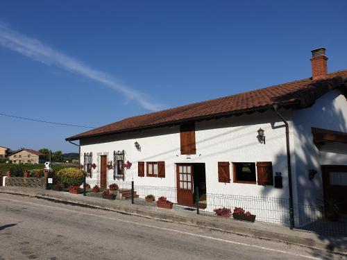 una casa blanca al costado de una calle en Casa Blanca Güemes, en Bareyo