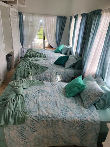 Ένα ή περισσότερα κρεβάτια σε δωμάτιο στο Beachfront Inn