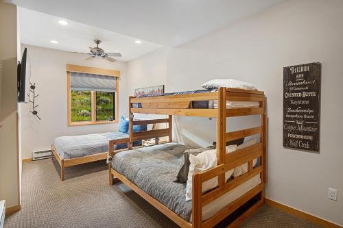 Postel nebo postele na pokoji v ubytování Sun Vail unit 32D