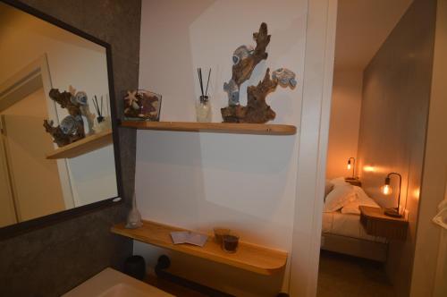 een badkamer met een spiegel, een wastafel en een bed bij Bed and breakfast Villa Tota in Catanzaro Lido