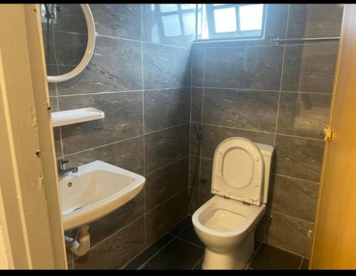 La salle de bains est pourvue de toilettes et d'un lavabo. dans l'établissement ESM Hotel, à Tanah Rata
