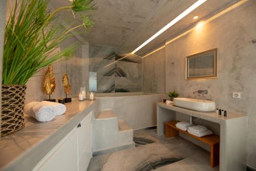 Salle de bains dans l'établissement Daydream Luxury Suites