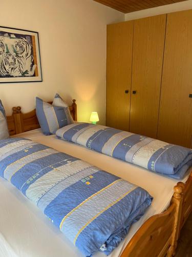 two beds sitting next to each other in a bedroom at Haus Panorama B, Whg Rupf in Flumserberg