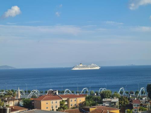 un navire de croisière dans l'océan avec une ville dans l'établissement VERSECA HOTEL, à Istanbul