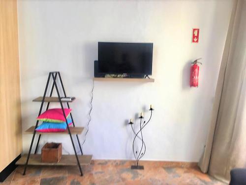 een woonkamer met een flatscreen-tv aan de muur bij Casa do Pátio em Alcantarilha - Algarve in Alcantarilha