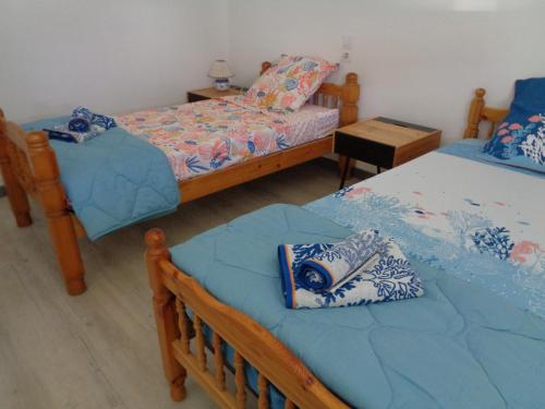 1 dormitorio con 2 camas individuales y sábanas azules en Le gite de la gare, en Challans