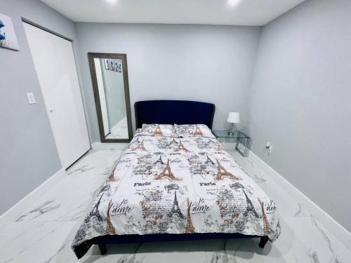 een slaapkamer met een bed met een dekbed erop bij Blue Eyes in Miami