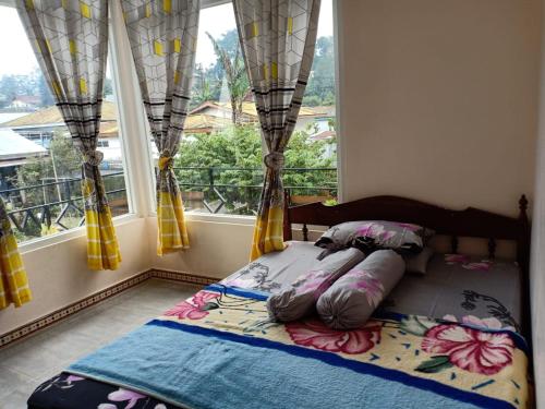 Säng eller sängar i ett rum på D'Sunset Syariah Hotel Tawangmangu