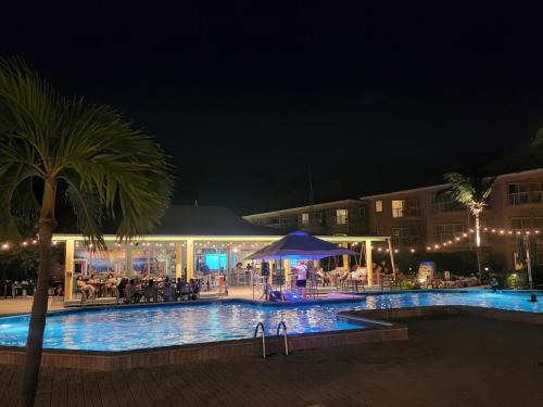 Bazén v ubytování The Grand Caymanian Resort nebo v jeho okolí