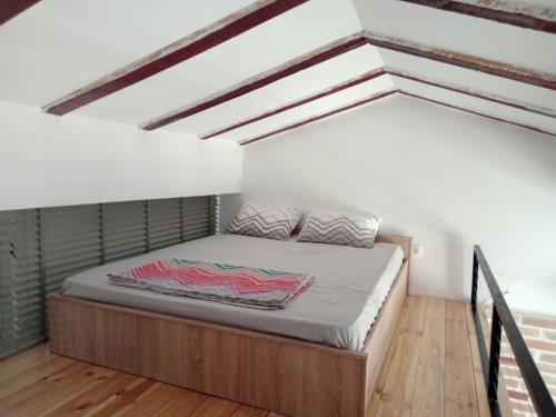 1 dormitorio con 1 cama en un loft en Budva stan Natasa, en Budva