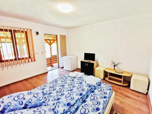 Un dormitorio con una cama azul y blanca en una habitación en Casa Borcean 2, en Sasca Montană