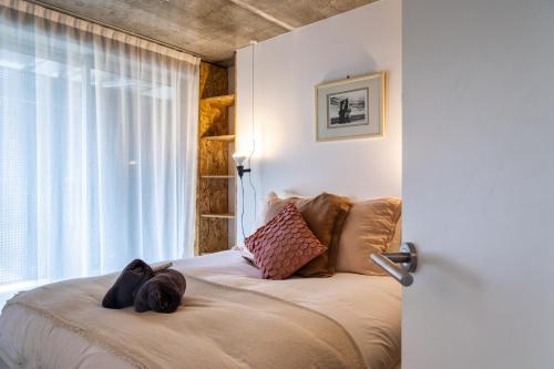 uma cama com dois bichos de peluche sentados em cima dela em L'INOX em Toulouse