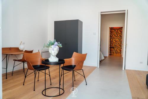 a dining room with a table and chairs at Sui Lecci in Matera