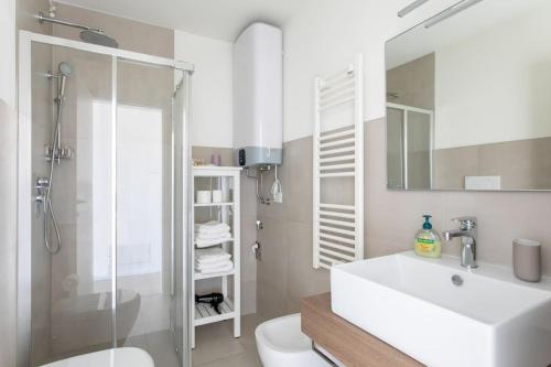 een badkamer met een wastafel, een toilet en een douche bij Residenza SubitoSanto - Appartamento 5B "Giotto" in Padua