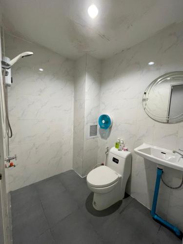 a bathroom with a toilet and a sink at Khoksametchun Hostel Plus 2 in Hat Yai