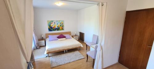 ein Schlafzimmer mit einem Bett mit lila Kissen in der Unterkunft Guest House Villa Ines - Annex in Zadar