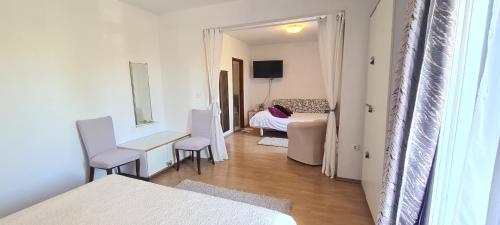 Zimmer mit einem Schlafzimmer mit einem Bett, einem Tisch und Stühlen in der Unterkunft Guest House Villa Ines - Annex in Zadar