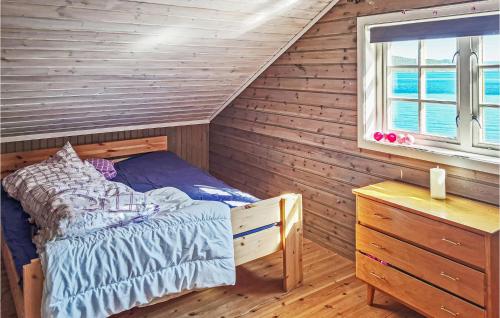 Postel nebo postele na pokoji v ubytování Nice Home In Lysysundet With Kitchen