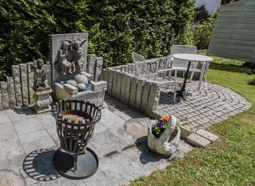 a garden with a statue of a dog and a table at Ferienwohnungen Rexha in Schwangau