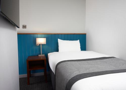 Cama o camas de una habitación en Highwayman By Greene King Inn